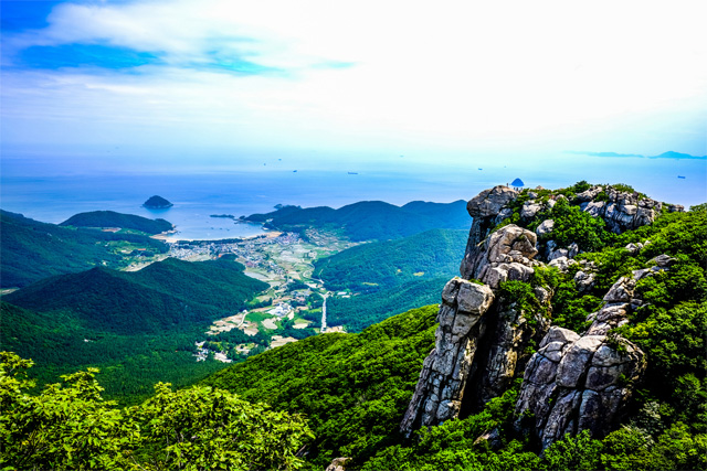 Yuntai Mountain Scenic Spot on the Sea