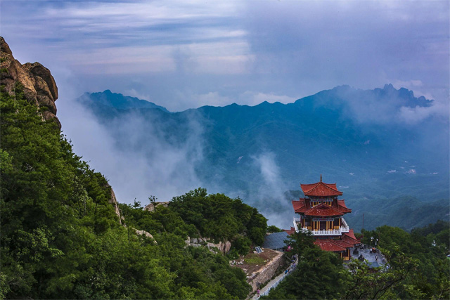 Zone panoramique de la montagne Baiyun dans la ville de Luoyang