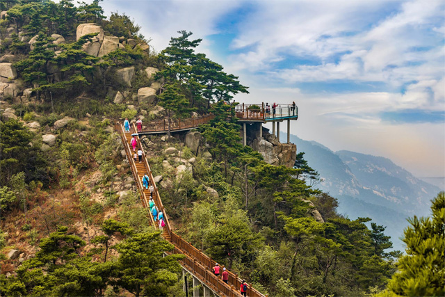 Parc des reliques de dinosaures de Xixia dans la ville de Nanyang-Zone touristique de la montagne Funiu-Laojieling